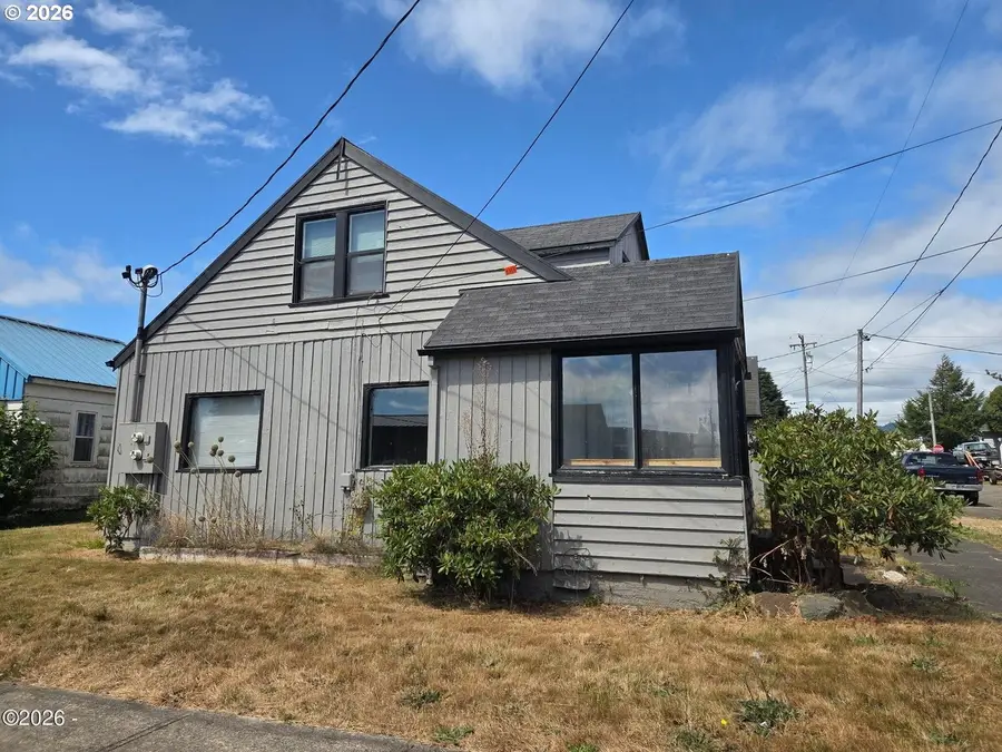 816 Nestucca Ave, Tillamook, OR 97141 - #3