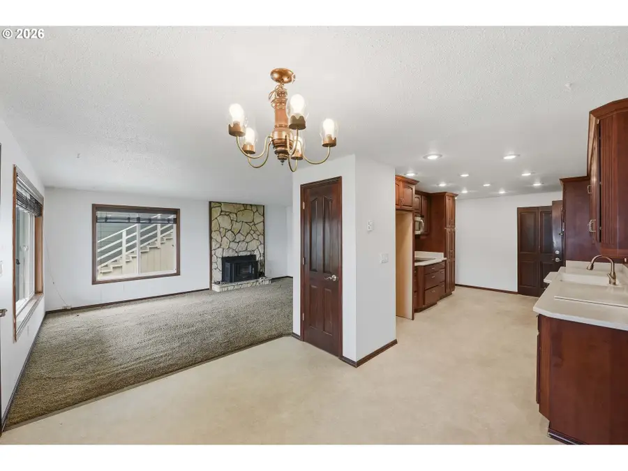 955 State St, North Bend, OR 97459 - #3