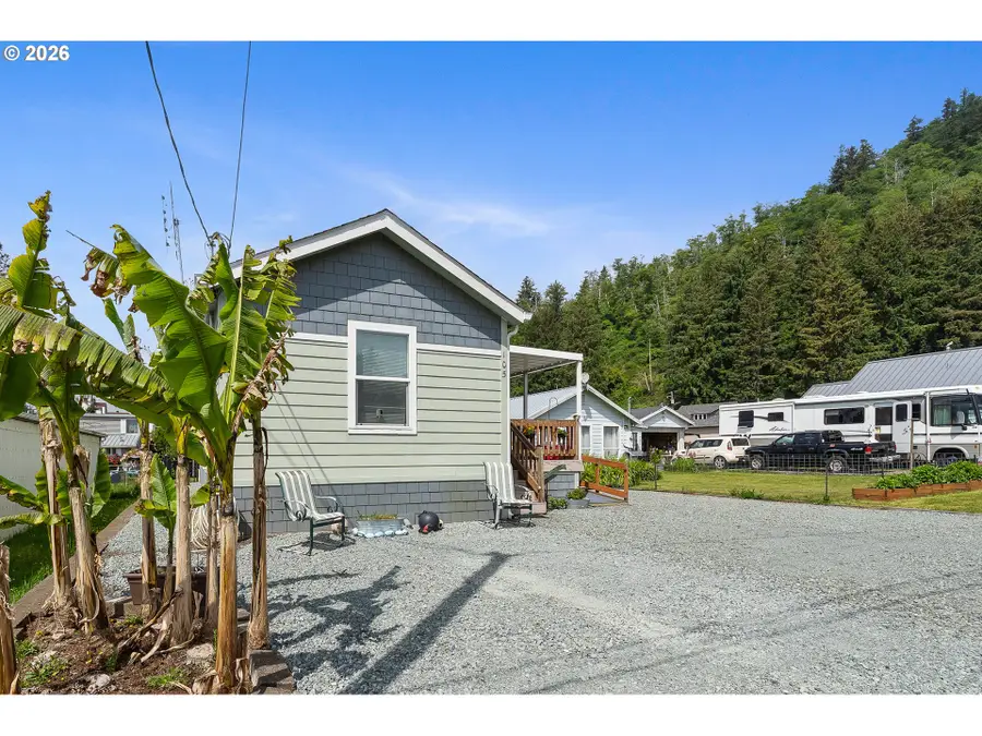 105 10th St, Garibaldi, OR 97118 - #3