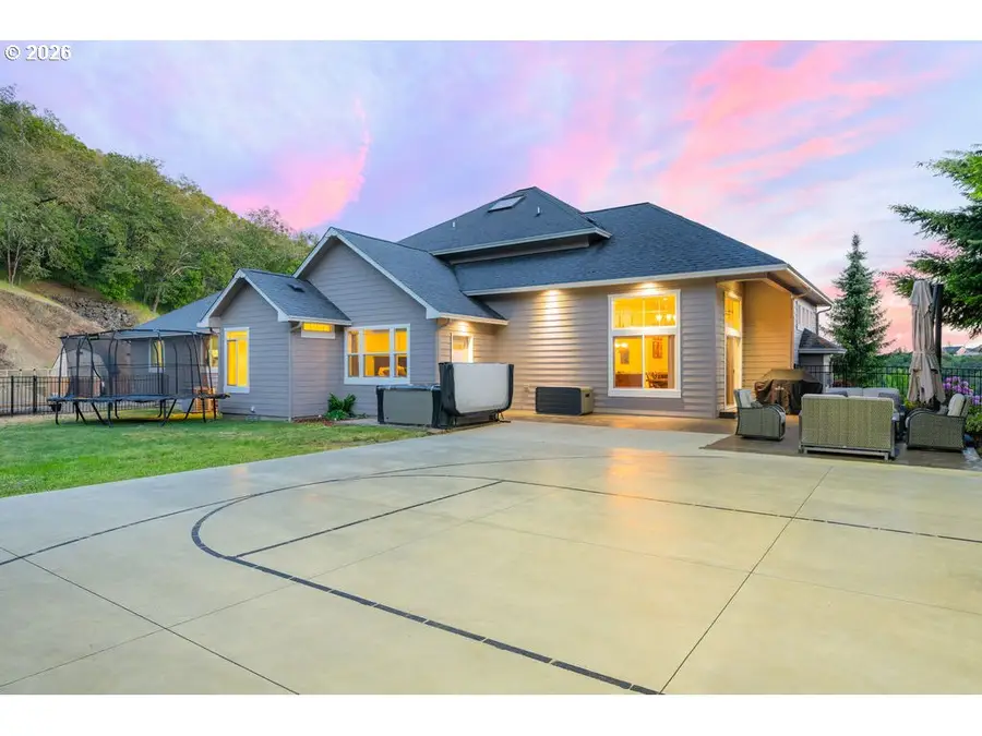 1797 NE Rocky Dr, Roseburg, OR 97470 - #3