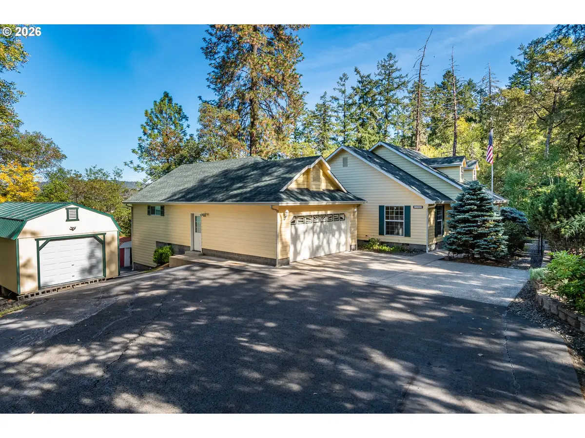 1049 W Copper Ct, Roseburg, OR 97471 - #1