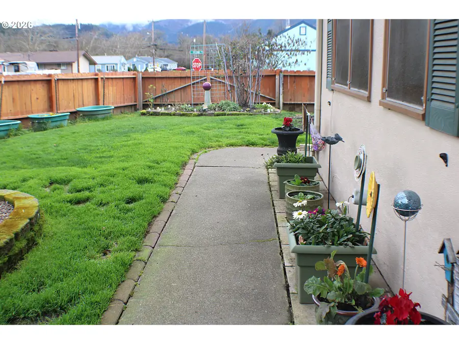 212 Park St, Riddle, OR 97469 - #2