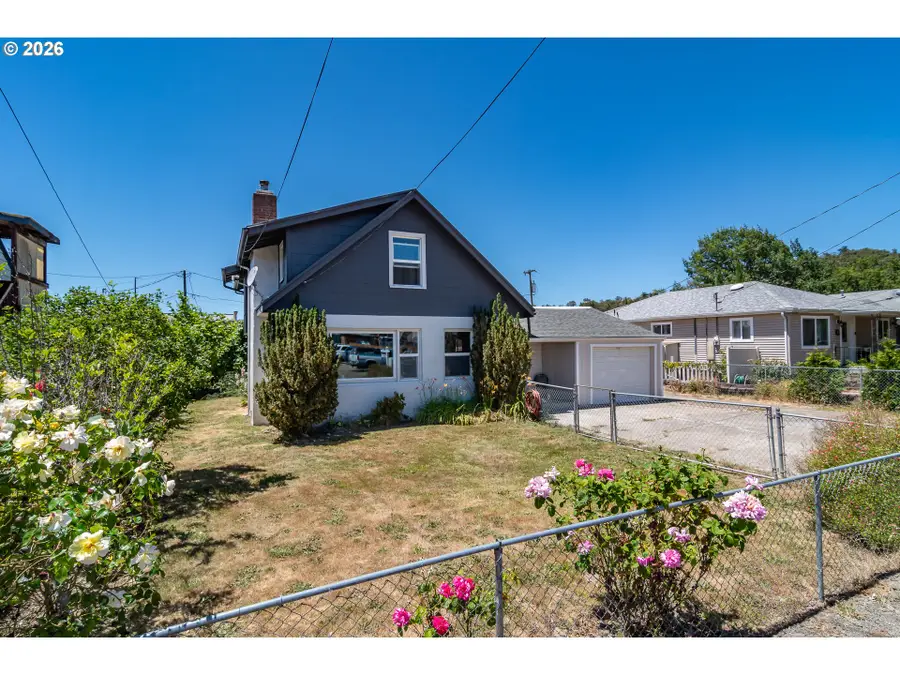 54 NW Rose St, Winston, OR 97496 - #2