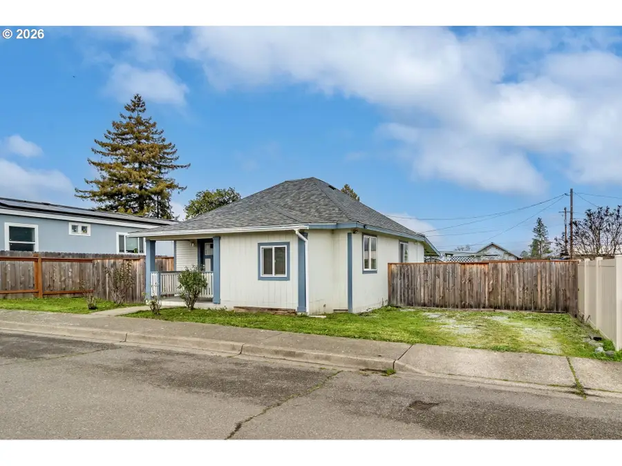 139 R St, Riddle, OR 97469 - #3