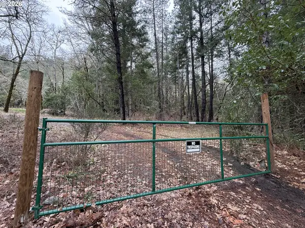 908 Riverbanks Rd, GrantsPass, OR 97527