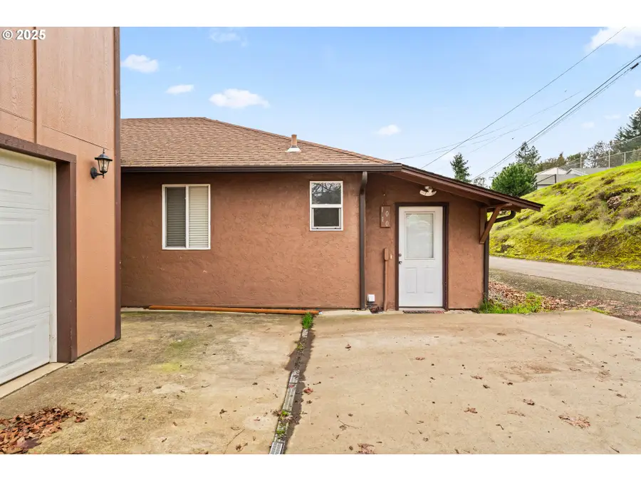 1010 NE Malheur Ave, Roseburg, OR 97470 - Image #2