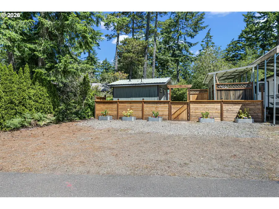 251 Outer Dr, Florence, OR 97439 - #2
