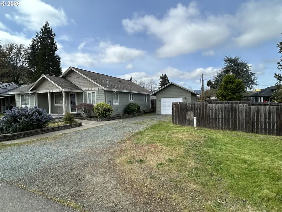 724 W Rainbow St, Roseburg, OR 97471 - #2