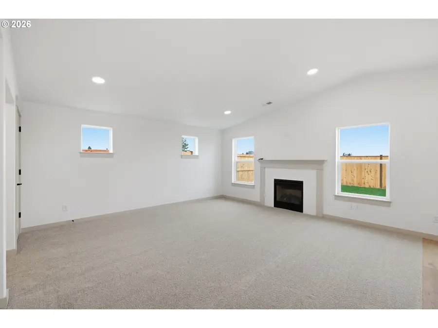 2213 W 10th Ave, Junction City, OR 97448 - #2