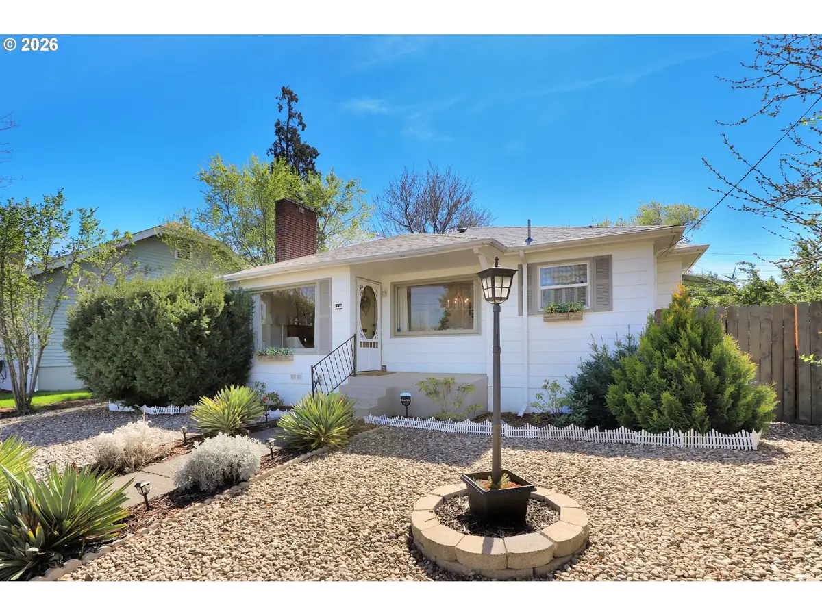 1214 E 11th St, The Dalles, OR 97058 - #1