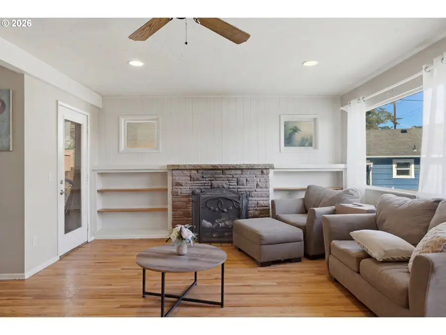 810 E 16th St, The Dalles, OR 97058 - #3