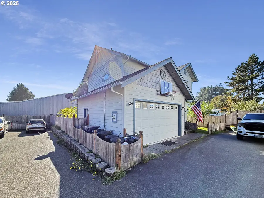 731 3rd St #C / 3, Brookings, OR 97415 - Image #3