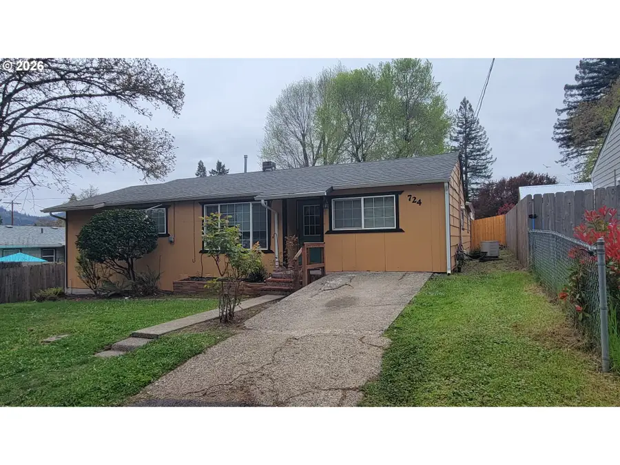 724 NE Laurance St, Myrtle Creek, OR 97457 - #2