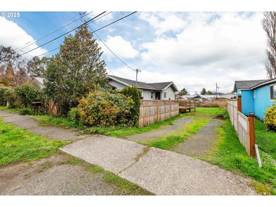 1066 S 8th St, Coos Bay, OR 97420 - Image #2