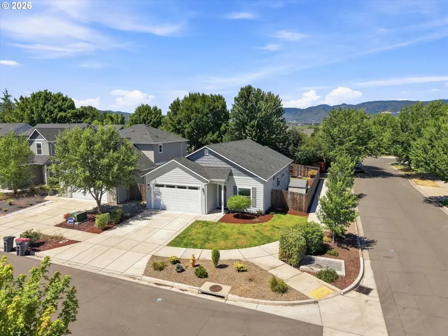 699 Kaitlin Ln, Medford, OR 97501 - #2