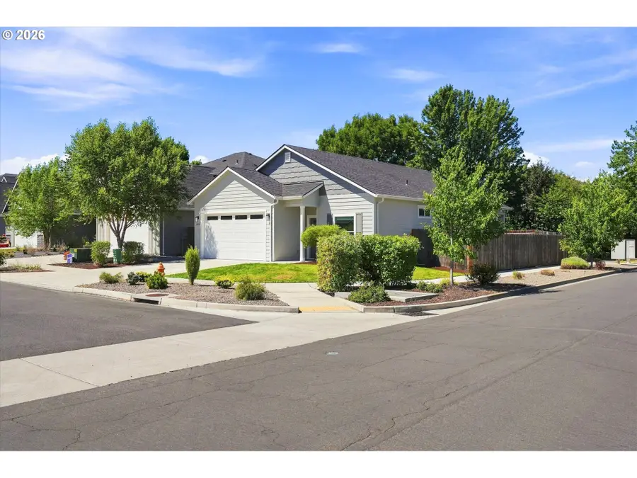 699 Kaitlin Ln, Medford, OR 97501 - #3