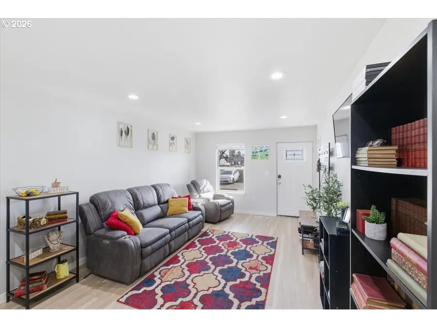 847 W Oak St, Lebanon, OR 97355 - Image #3