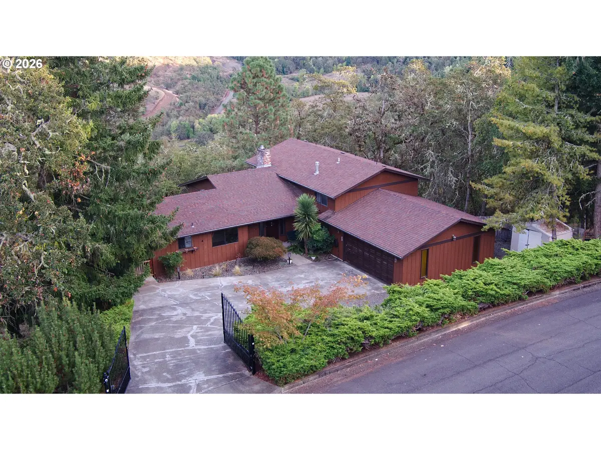 725 SE Summit Dr, Roseburg, OR 97470 - #1