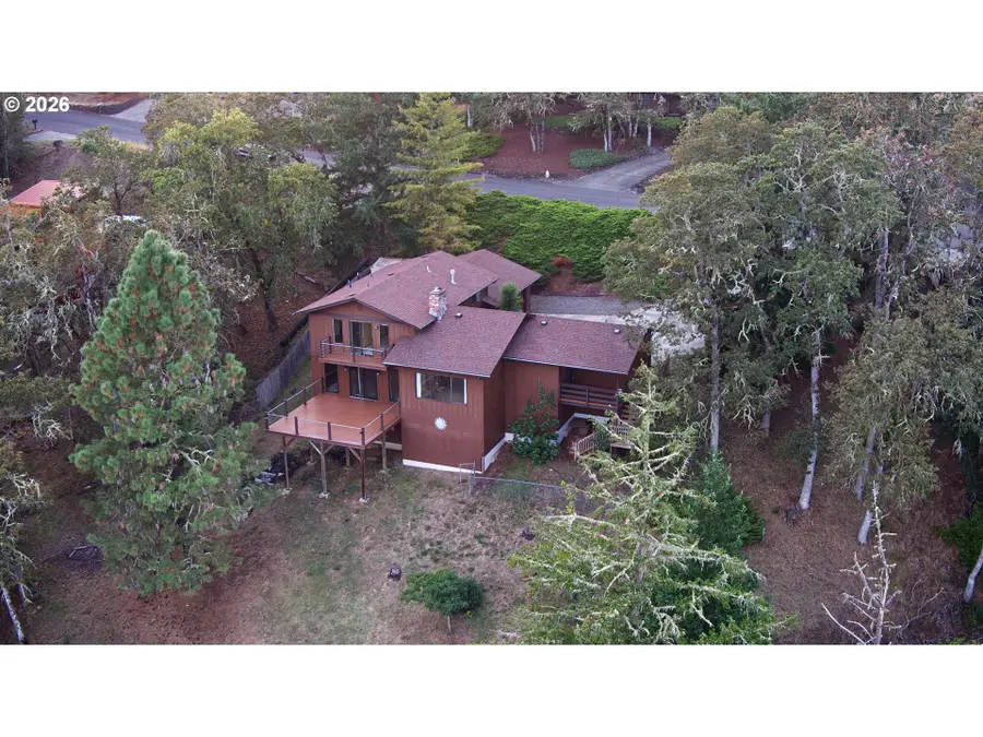 725 SE Summit Dr, Roseburg, OR 97470 - #3