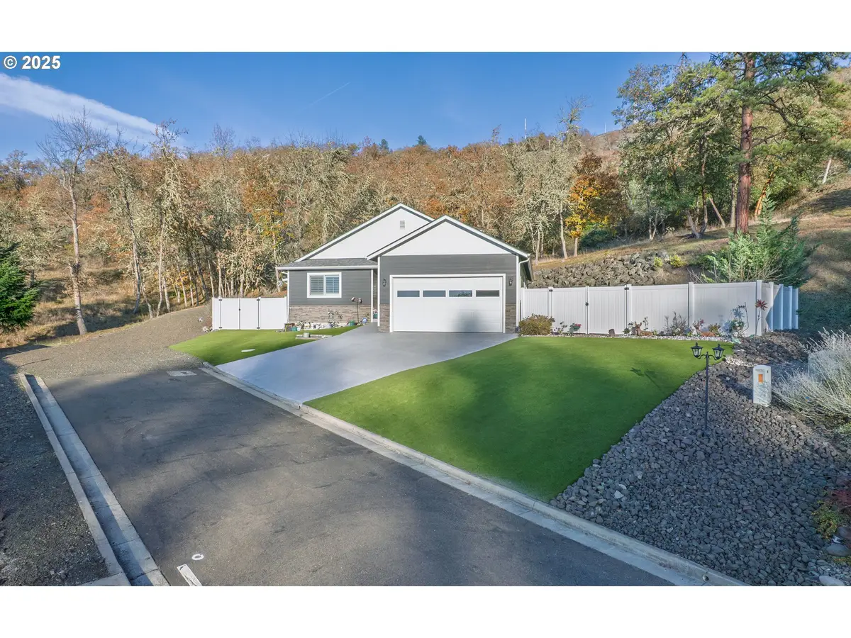 1851 NE Alameda Ave, Roseburg, OR 97470 - Image #1