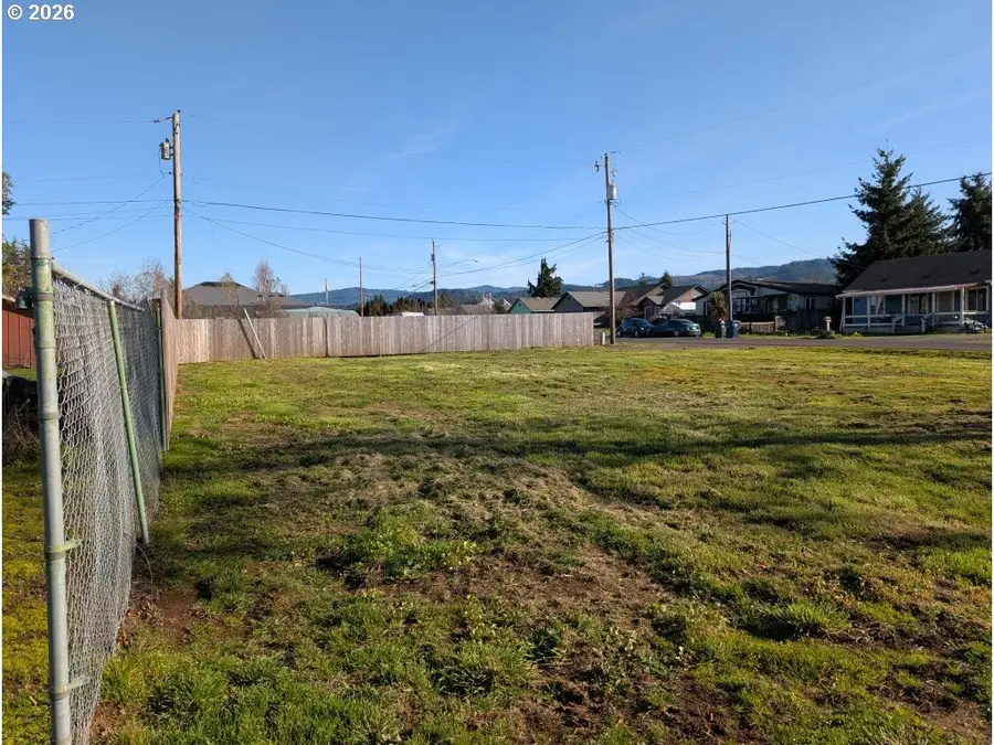 272 S 7th St, Creswell, OR 97426 - #3