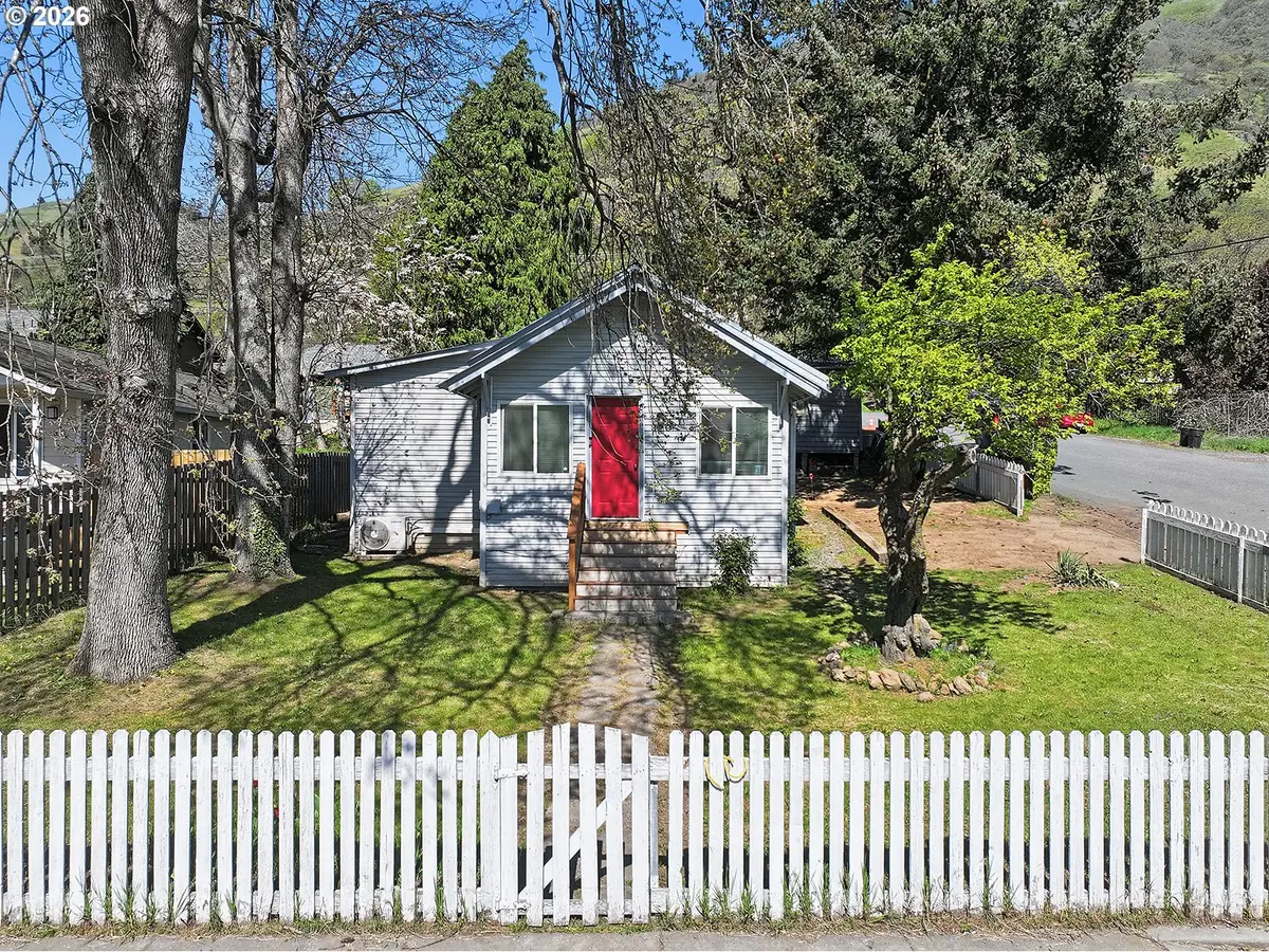 320 E Steuben St, Bingen, WA 98605 - #1