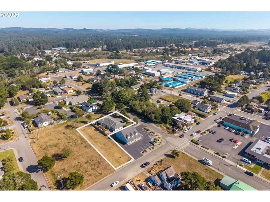 277 10th St, Bandon, OR 97411 - #3