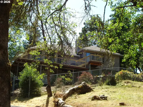 321 Arcadia Dr, Roseburg, OR 97471