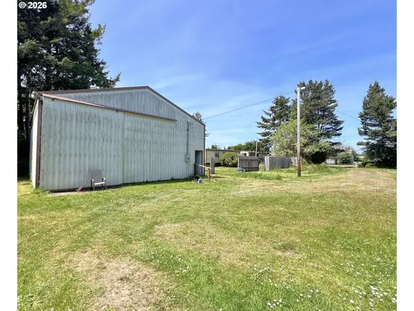 90884 Hollywood Ln, CoosBay, OR 97420