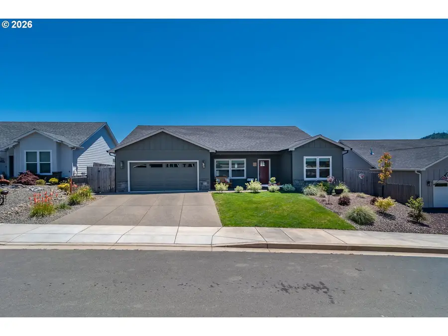 836 Durham Ave, Sutherlin, OR 97479 - #2