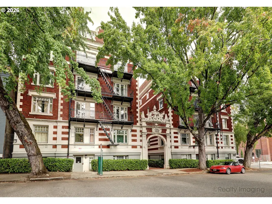1811 NW Couch St #302, Portland, OR 97209 - #2