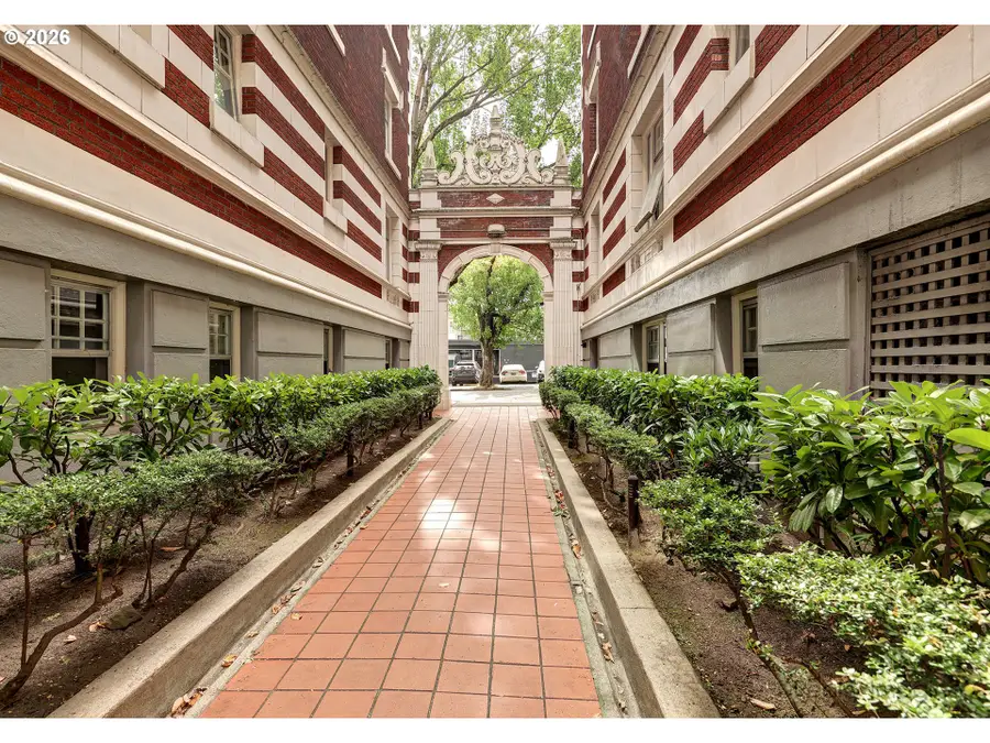 1811 NW Couch St #302, Portland, OR 97209 - #3