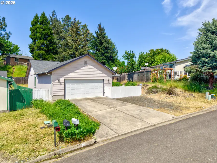 356 Dark Horse St, Roseburg, OR 97471 - #2
