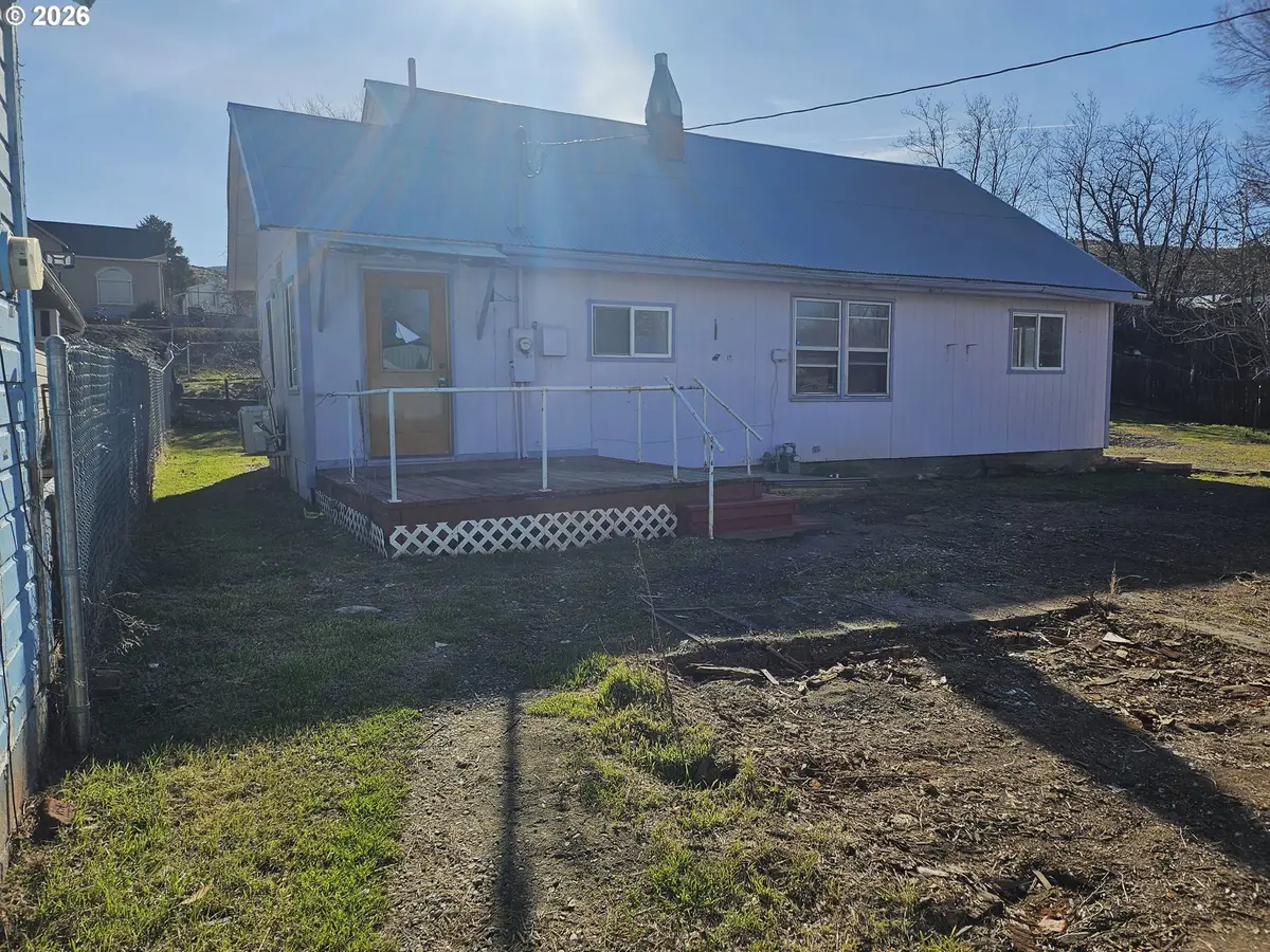 45 W Jefferson St, Huntington, OR 97907 - #1