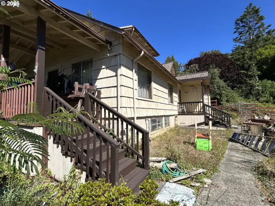 108 N Irving St, Coquille, OR 97423 - #2