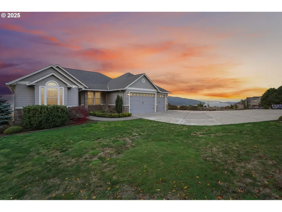 49 Essex Dr, Kelso, WA 98626 - Image #2