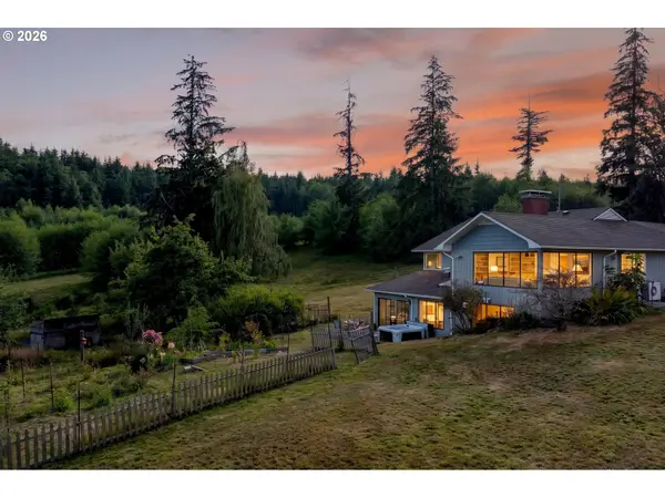 37758 Harrison Ln, Astoria, OR 97103