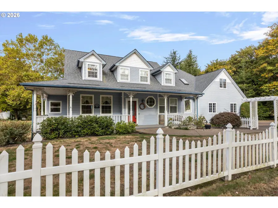 891 S Park St, Carlton, OR 97111 - #3