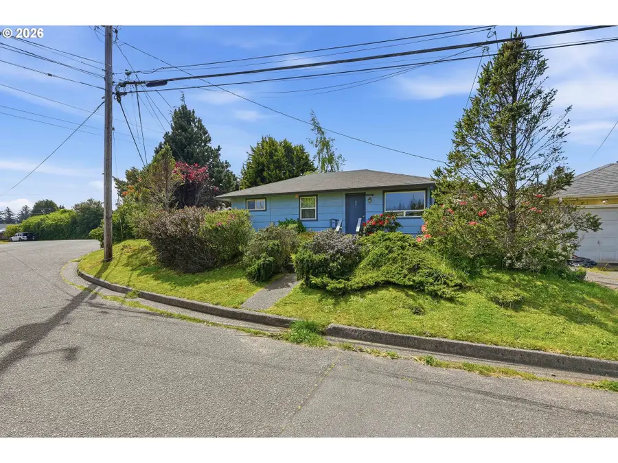 2984 Myrtle St, North Bend, OR 97459 - #2