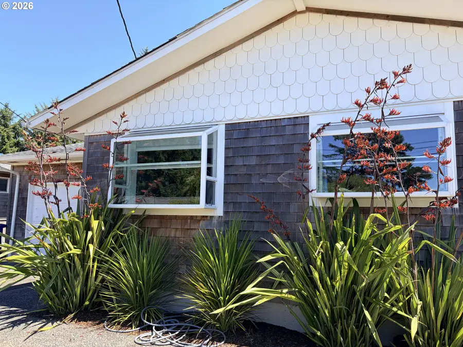 1844 NE Crestview Pl, Newport, OR 97365 - #3