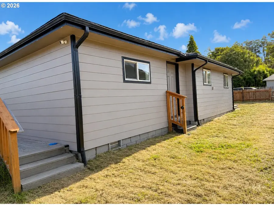 1841 Madrona St, North Bend, OR 97459 - #3