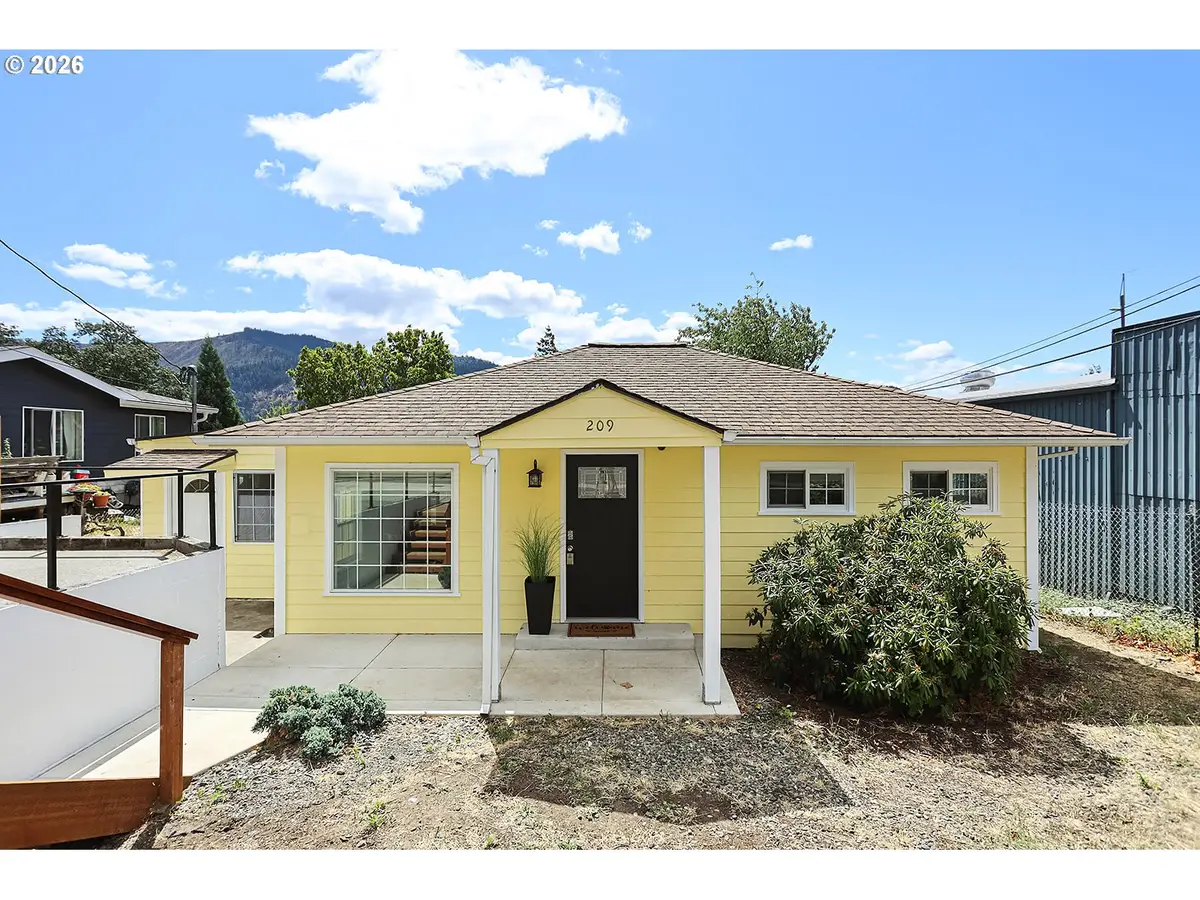 209 E Humboldt St, Bingen, WA 98605 - #1