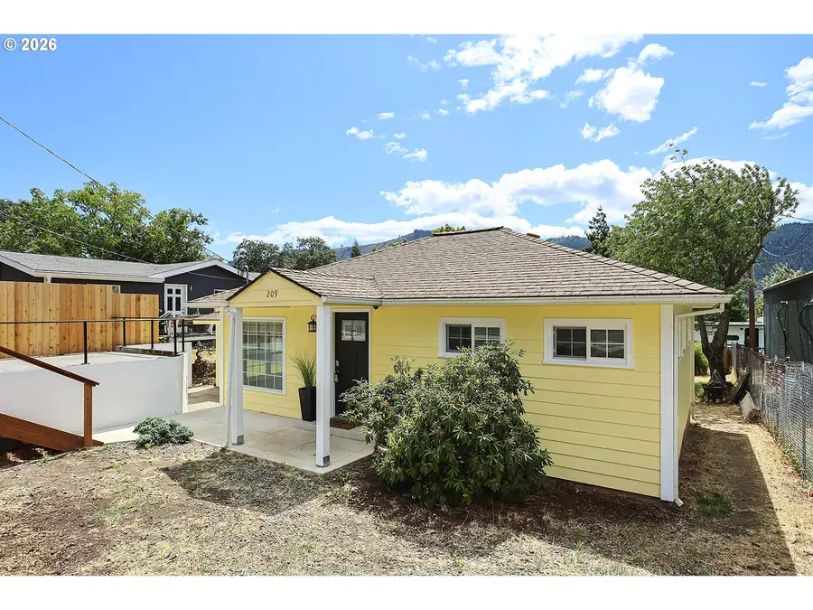 209 E Humboldt St, Bingen, WA 98605 - #2