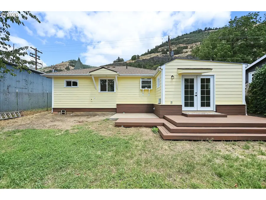 209 E Humboldt St, Bingen, WA 98605 - #3