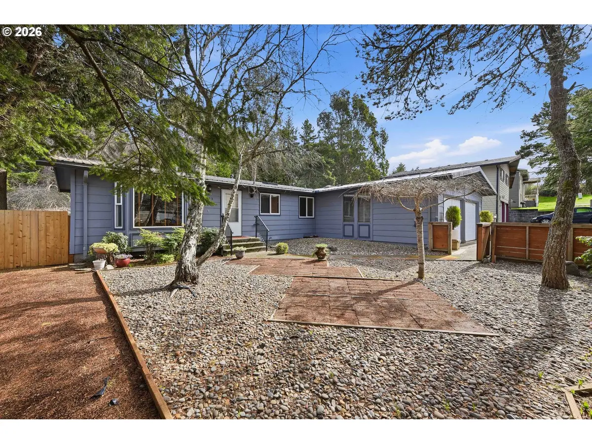 1623 Lincoln St, North Bend, OR 97459 - #1