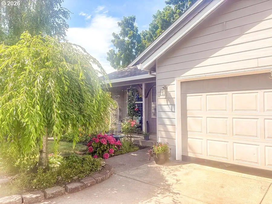 1642 SE Cortland Ave, Dallas, OR 97338 - #2