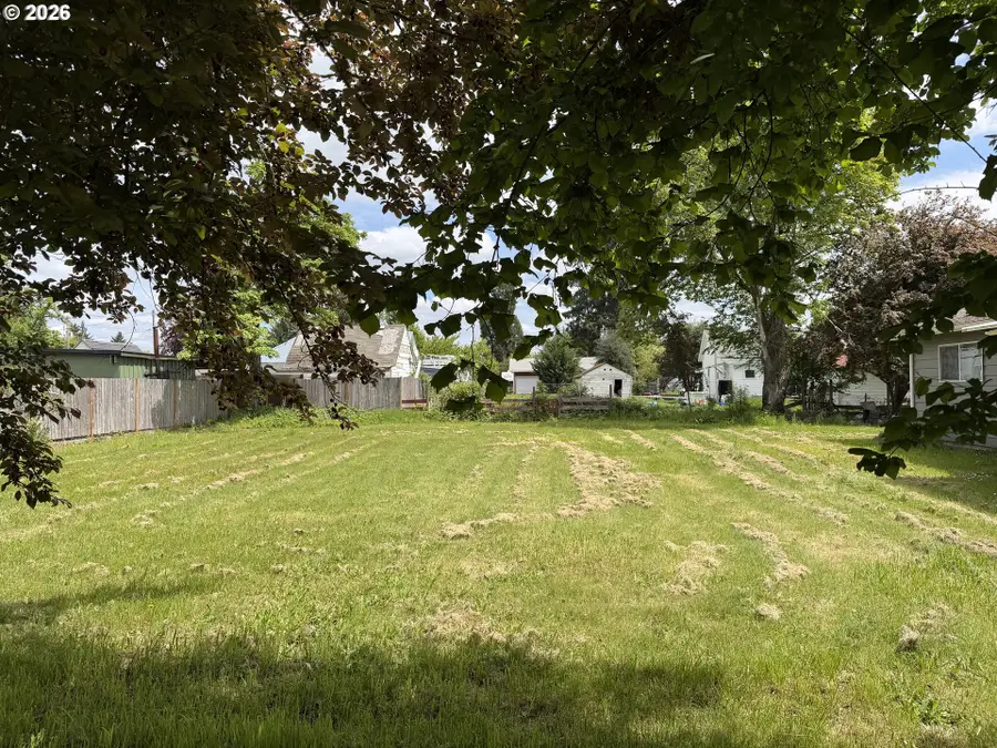 132 N 8th St, Creswell, OR 97426 - #2