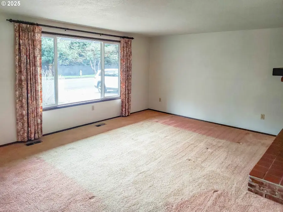 210 Cherokee Ave, Roseburg, OR 97471 - #2