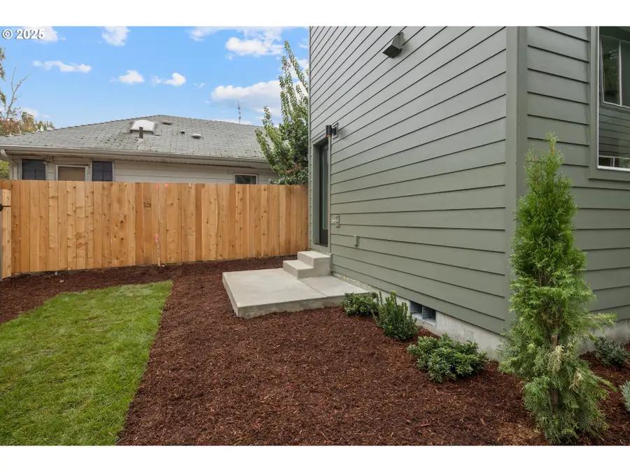 4027 SE Tibbetts St, Portland, OR 97202 - Image #2