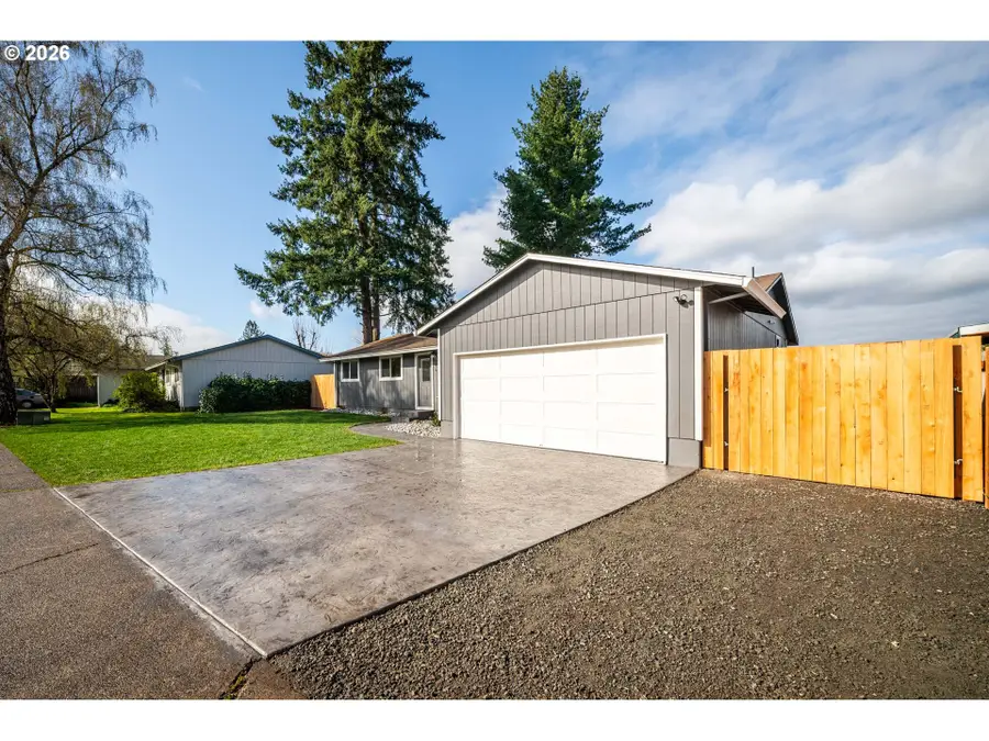 879 N Broadway St, Estacada, OR 97023 - #3